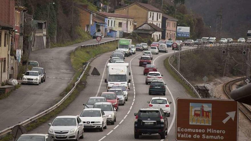 Vehículos detenidos en el Corredor a unos metros de la pasarela, a la altura de Los Llerones.