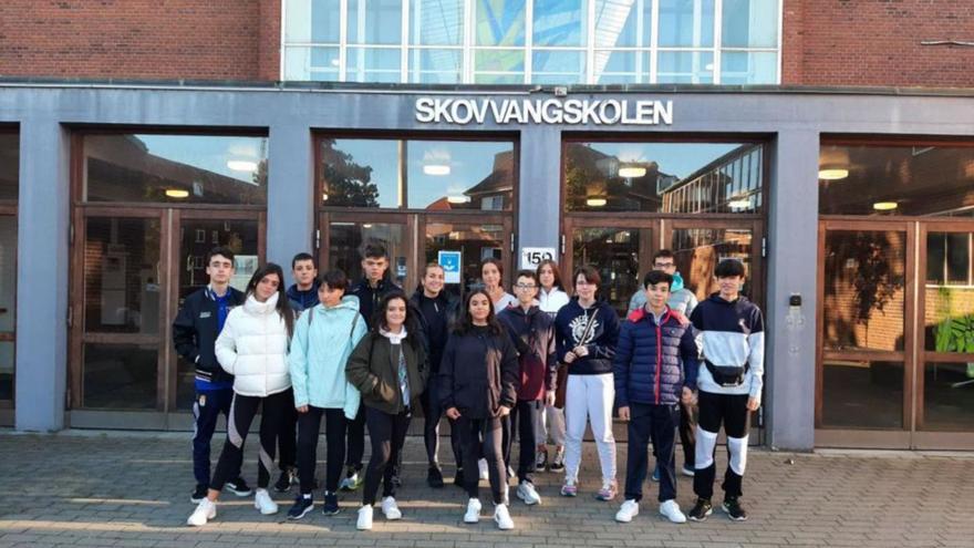 Alumnos del colegio Amor de Dios, delante del centro danés.