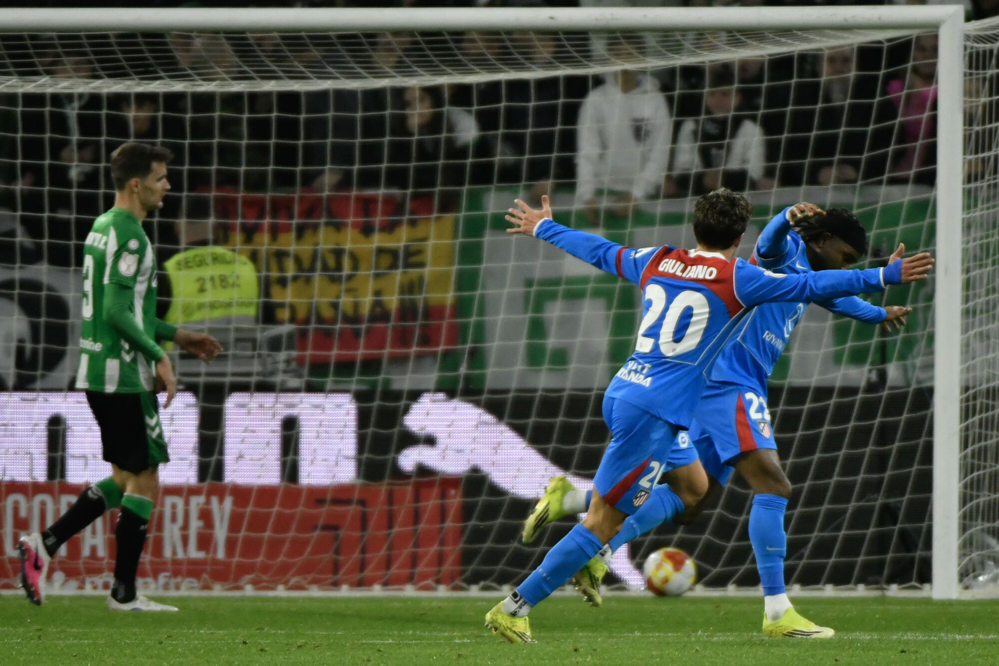 COPA DEL REY | El Atlético arrasa al Betis con debut goleador de Lookman