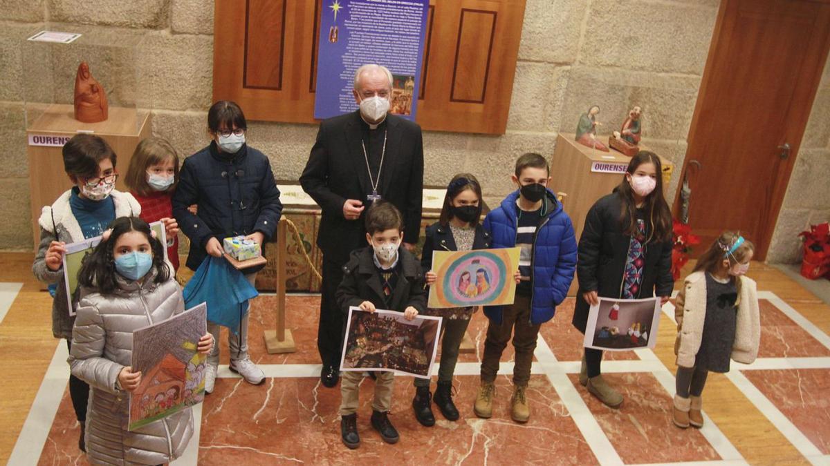 El obispo de Ourense, Leonardo Lemos, con los premiados en el concurso de belenes.   | // IÑAKI OSORIO