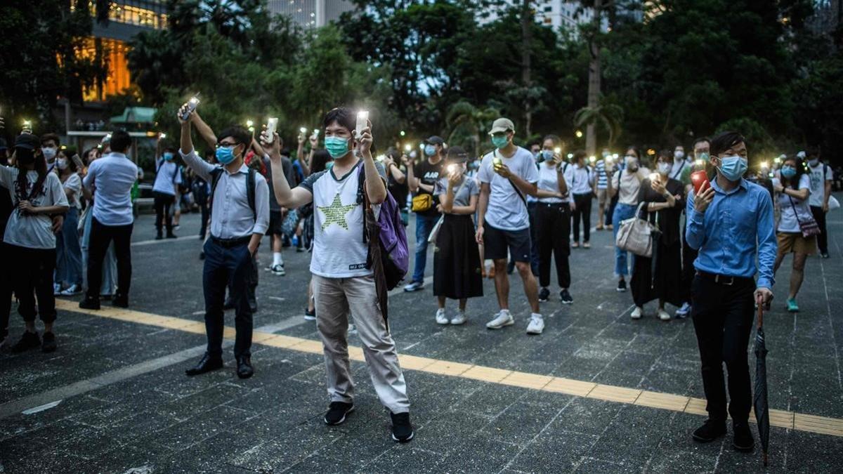 Activistas prodemocracia protestan en el centro de Hong Kong, este martes.