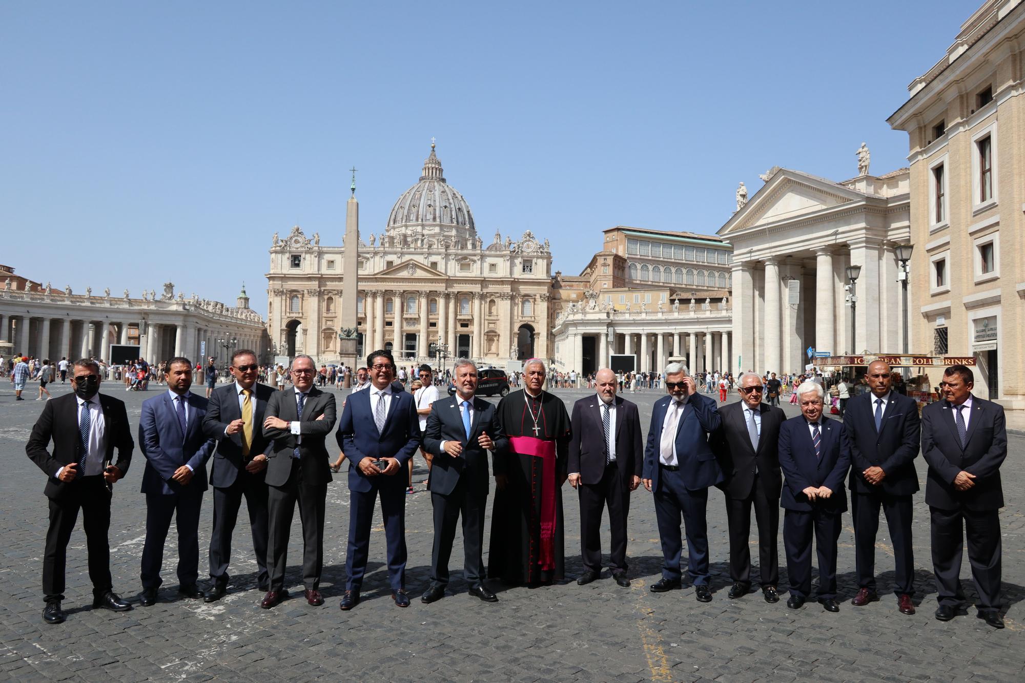 El Papa Francisco recibe en audiencia al presidente de Canarias y a una delegación del CD Tenerife