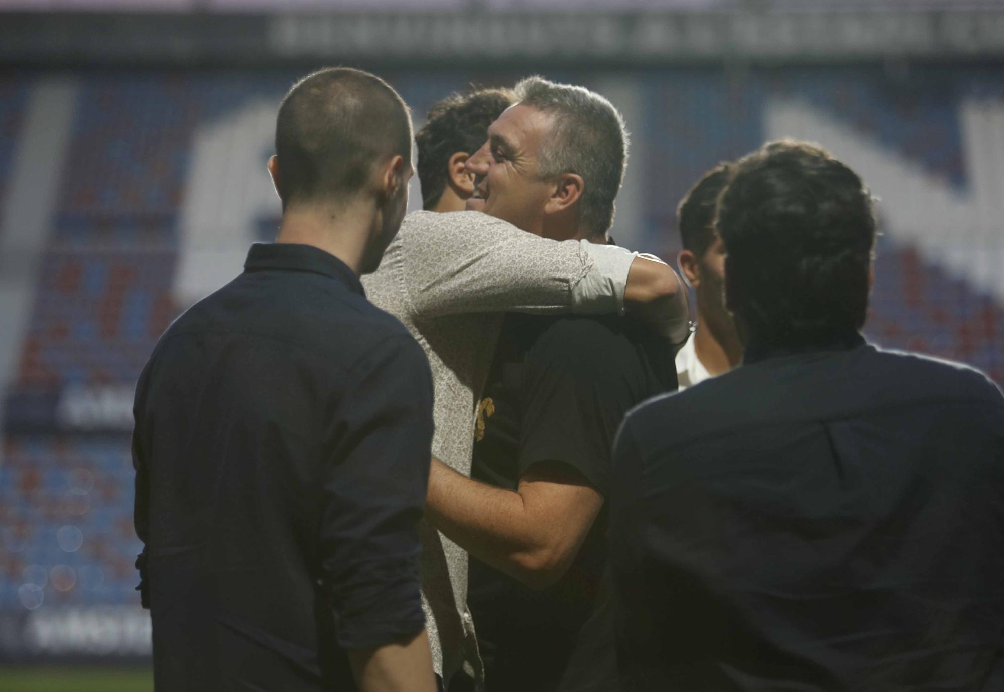 El Levante UD Iza la bandera con las peñas levantinistas