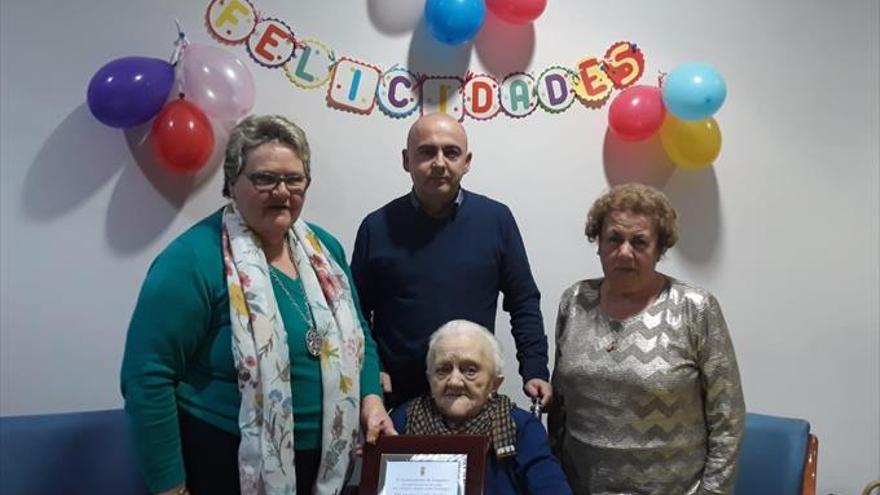 Josefa Losilla celebra sus 100 años rodeada de familia y amigos