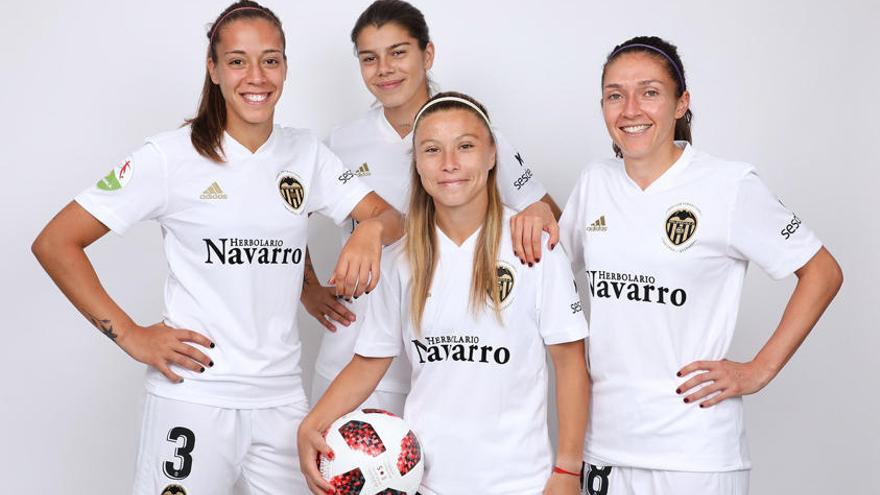 Nicart, Karpova, Aedo y la segunda capitana del VCF Femenino Gaitán.