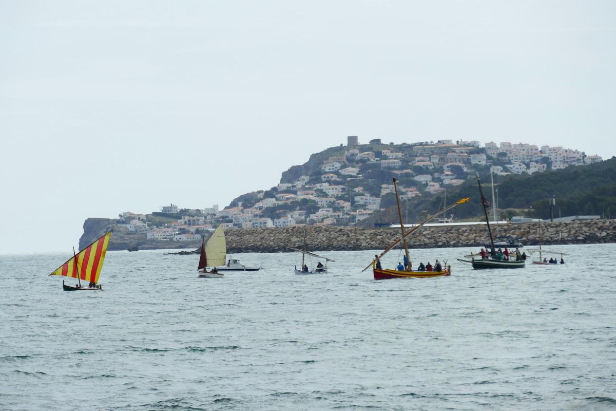 La trobada de vela llatina va omplir les aigües de l'Escala d'embarcacions de fusta i a vela.