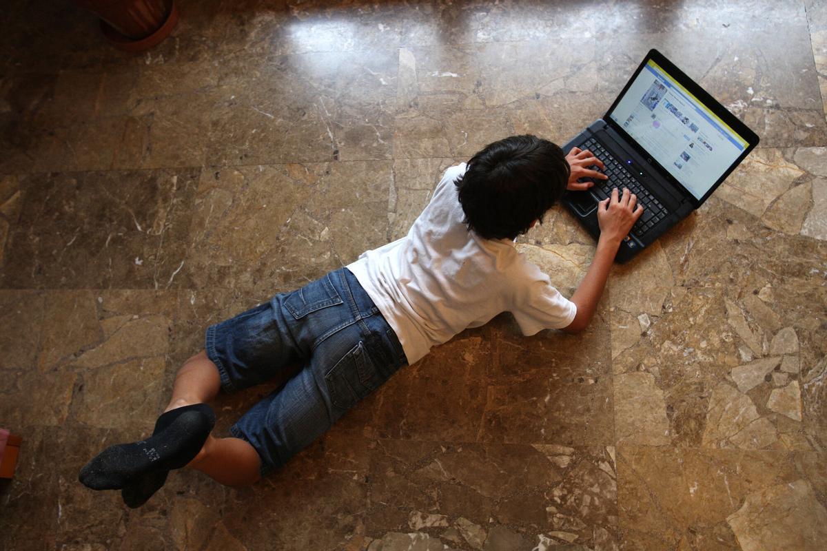 Niño utilizando un ordenador.