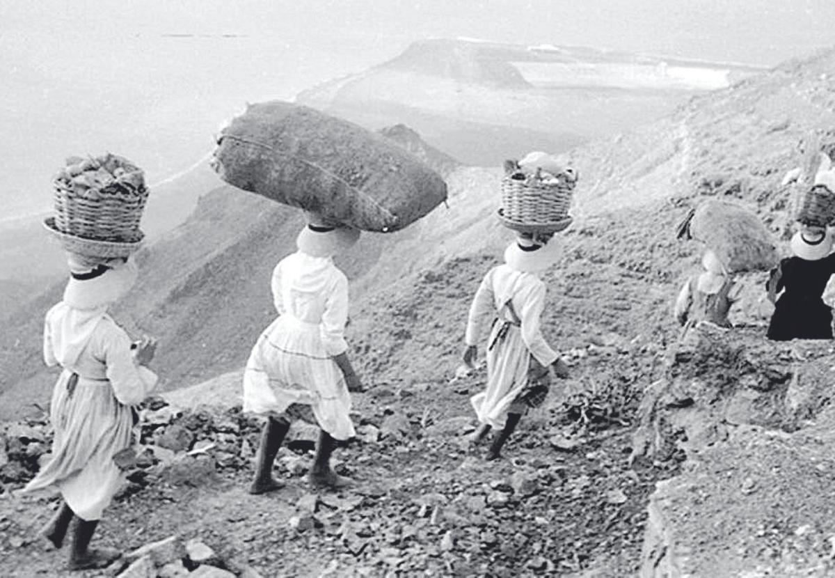 Un grupo de vecinas de La Graciosa desciende por el Risco de Famara cargando en sus cabezas con cestas y sacos de regreeso a la Isla (1954)