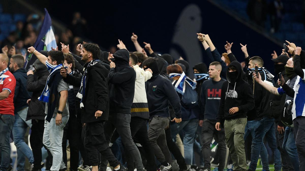 Invasión de ultras para echar al Barcelona del césped