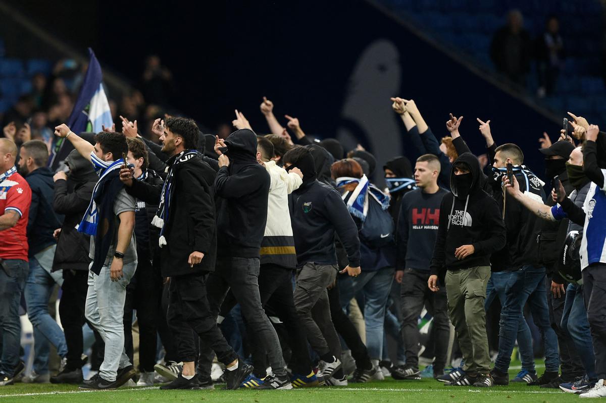 Invasión de hinchas del Espanyol en el RCDE Stadium, este domingo tras el derbi ante el Barça.