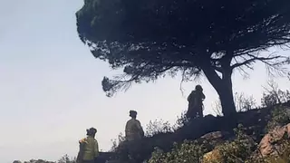 Efectivos del Infoca vigilan y liquidan los puntos calientes del incendio de Tarifa