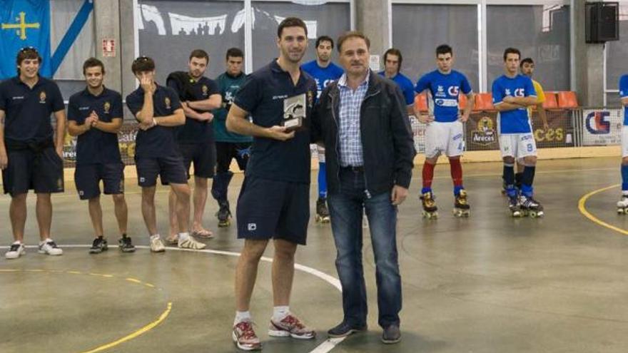 El capitán del Enrile, Pere Cañellas, recibe el trofeo de tercer clasificado.