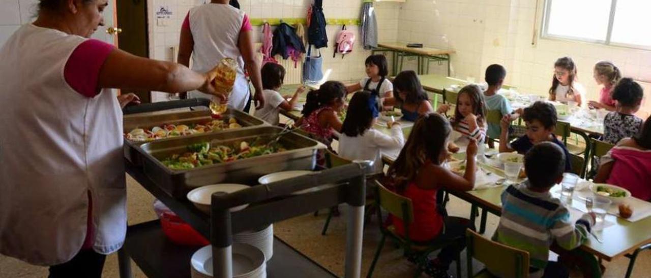 Niños almorzando en un comedor de un colegio de Moaña. // Gonzalo Núñez