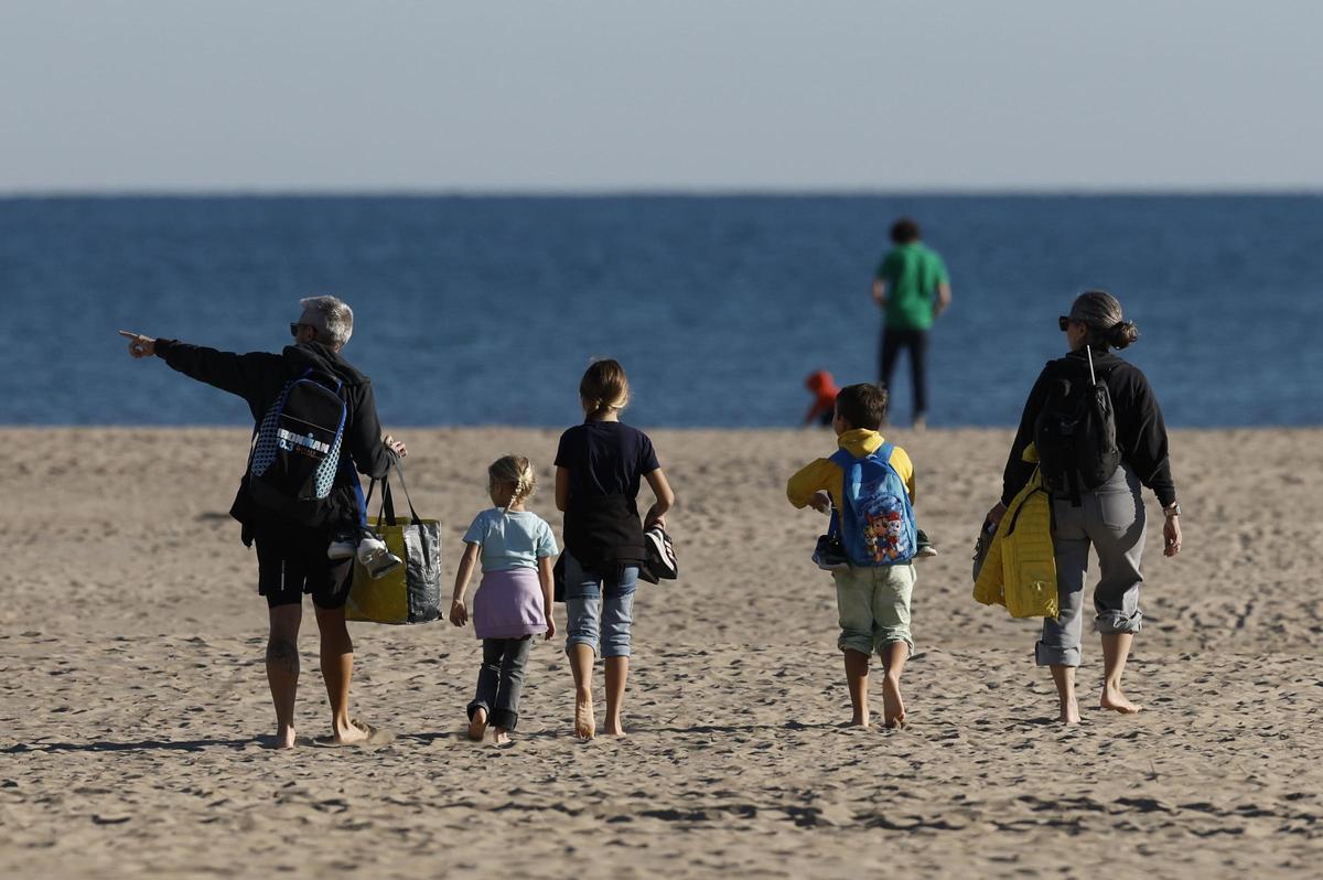 Varias personas en la playa de la Malva-rosa