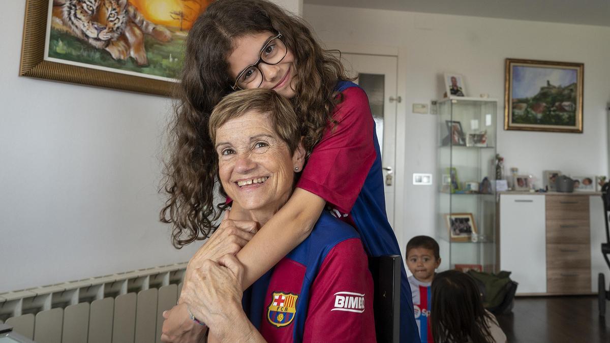 Antonia y su nieta Ona, en su domicilio de Sabadell, preparadas para asistir este sábado a la final de la Champions en Bilbao