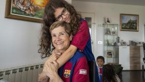 Antonia y su nieta Ona, en su domicilio de Sabadell, preparadas para asistir el sábado a la final de la Champions en Bilbao