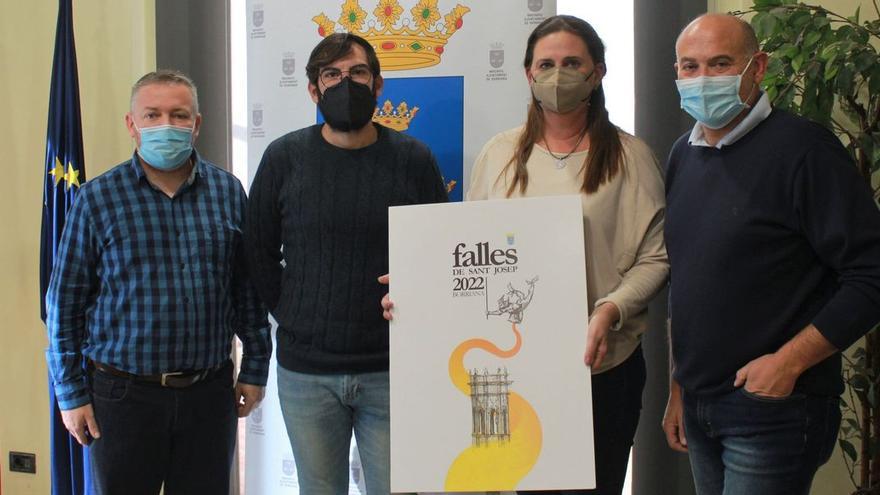 Los miembros del jurado del concurso de carteles para las Fallas de Burriana del 2022 muestran la imagen ganadora del certamen.