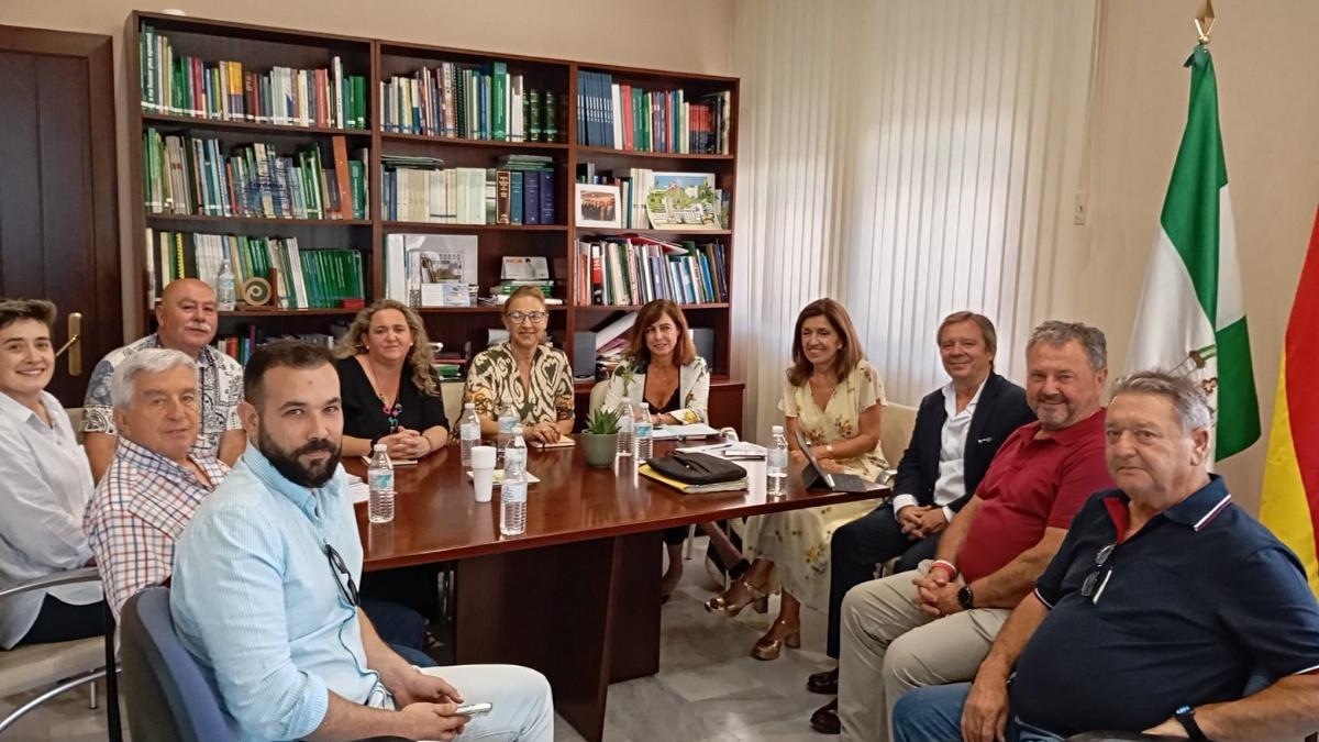 La plataforma, con la delegada de Salud y el director del distrito.