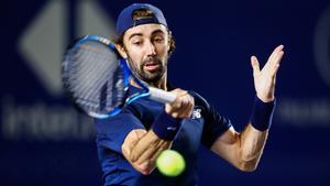 El tenista australiano Jordan Thompson, devuelve una pelota al tenista alemán Alexander Zverev, este sábado durante el Torneo Mifel Tennis Open by Telcel Oppo Los Cabos, en el estado de Baja California Sur