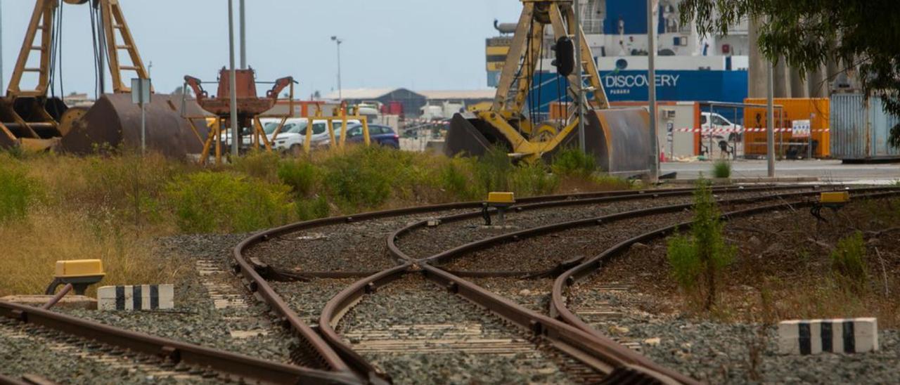 Plataforma de víaspor las que llega el tren alpuerto de Alicante.