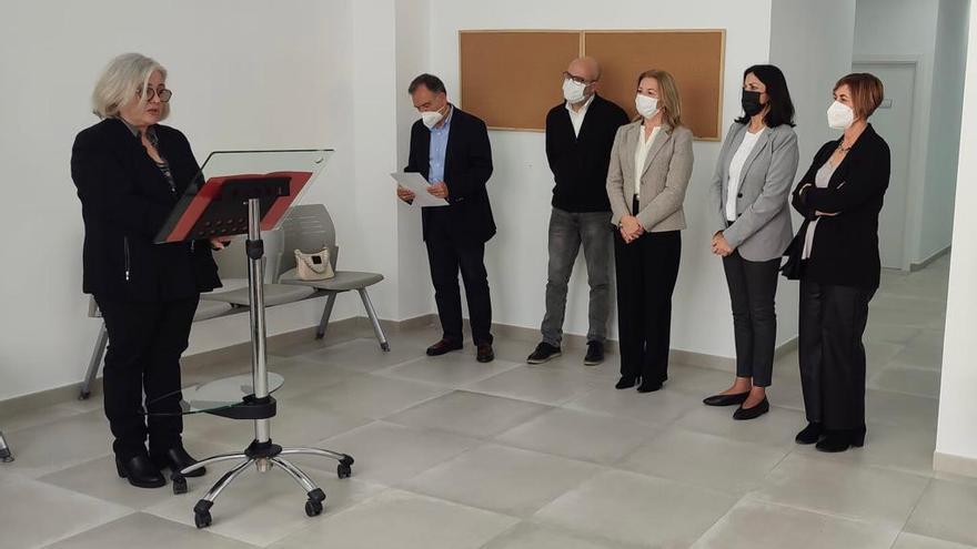 La secretaria autonómica de eficiencia y tecnología sanitaria, Concha Andrés, ha visitado el remodelado consultorio de Castellnovo.