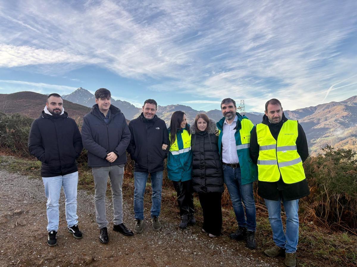 Por la Izquierda, Diego Barbón, concejal de Cultura de Laviana; Borja Sánchez, Julio García, Adriana Lastra y Beatriz Corredor junto a responsables de Red Eléctica
