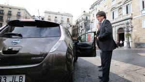 El ’president’ de la Generalitat junto al coche eléctrico con el que se ha dirigido a la Generalitat