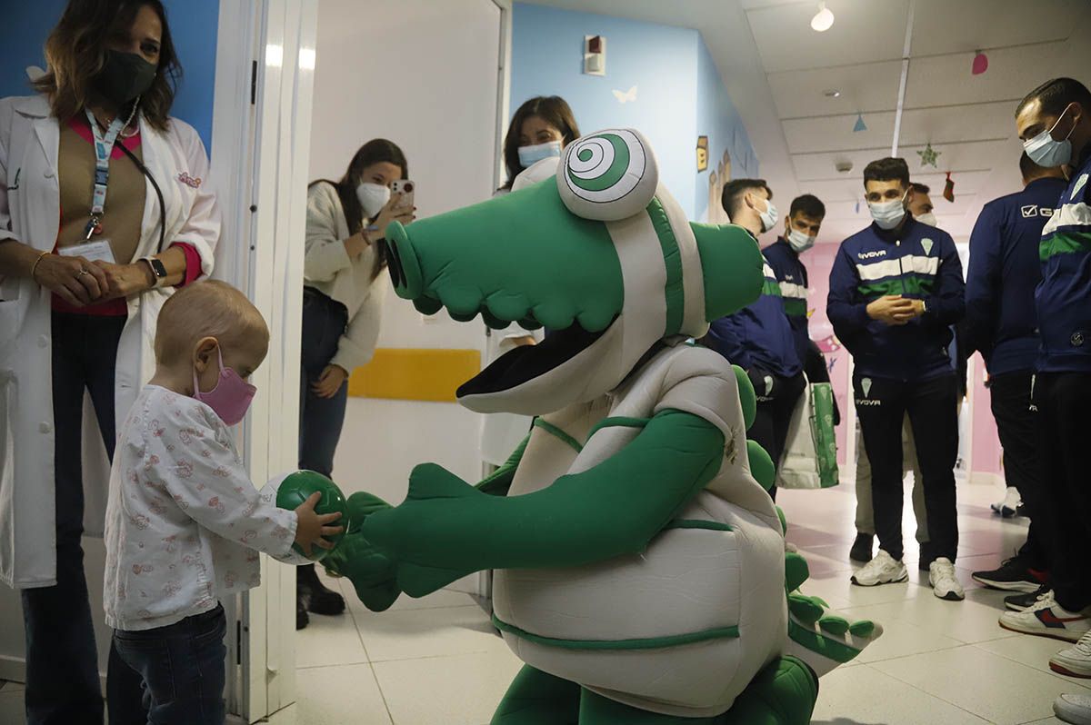 La visita del Córdoba CF al Hospital Reina Sofía en imágenes