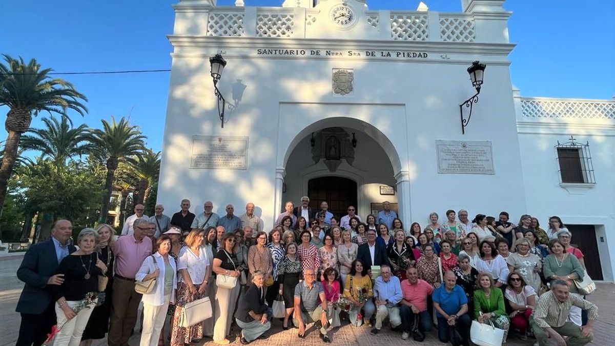 Foto de familia de los participantes de la Universidad de Mayores en Almendralejo