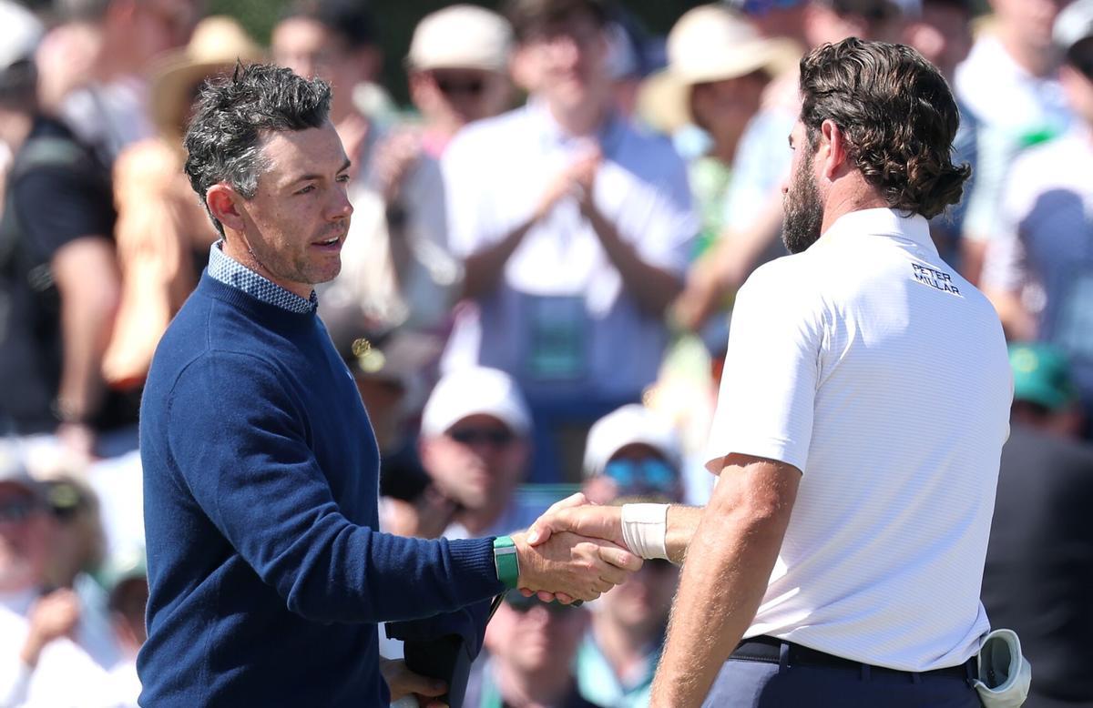 McIlroy saluda a su compañero de juego, Cameron Young, al finalizar su vuelta en Augusta