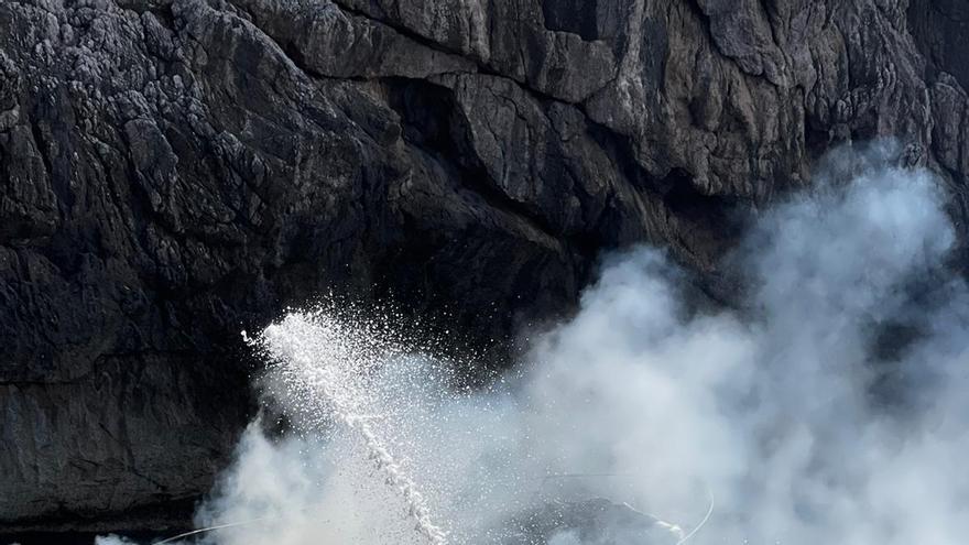 Rescatan ilesas a cuatro personas de una embarcación hundida tras incendiarse en Cala Figuera, en Pollença