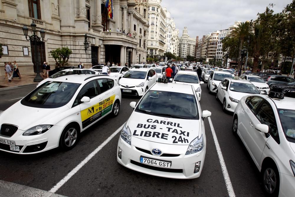 Protesta de taxistas en Valencia contra el TTIP