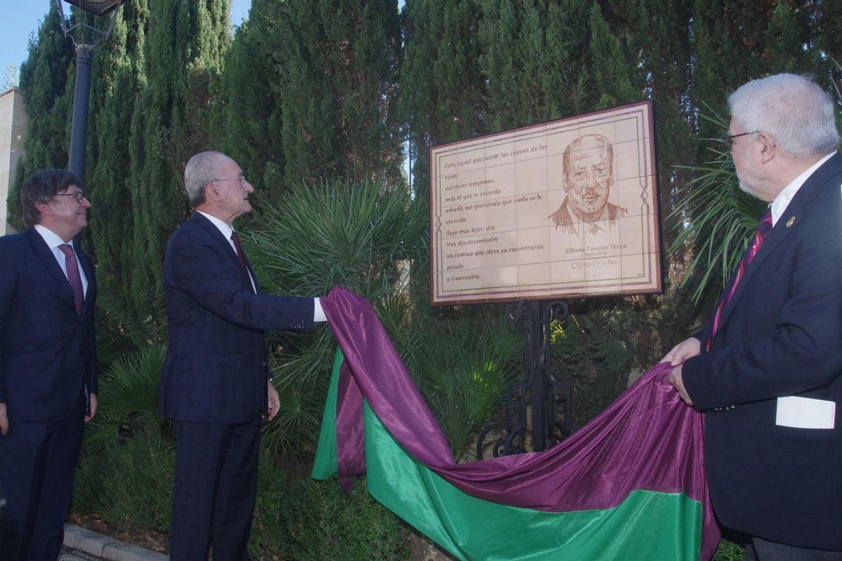 Descubrimiento del panel de cerámica, en el centenario de Alfonso Canales.