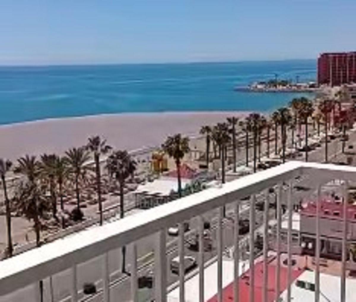 La tubería se agua potable se ha roto a la altura del hotel Los Patos.