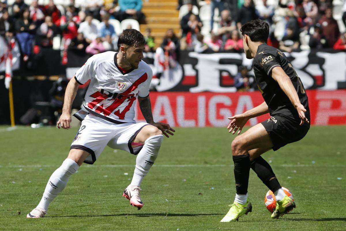 Andrei Ratiu, defensa del Rayo, durante el encuentro contra el Atlético.