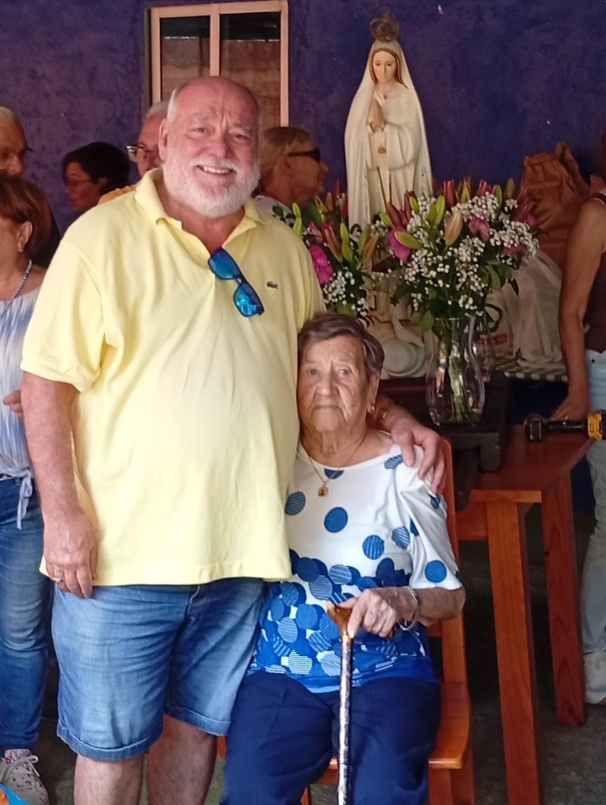 Mamá Guille, con Manolo Martín, hijo de Emilia que llevó a Valle Brosque a la Virgen de Fátima.