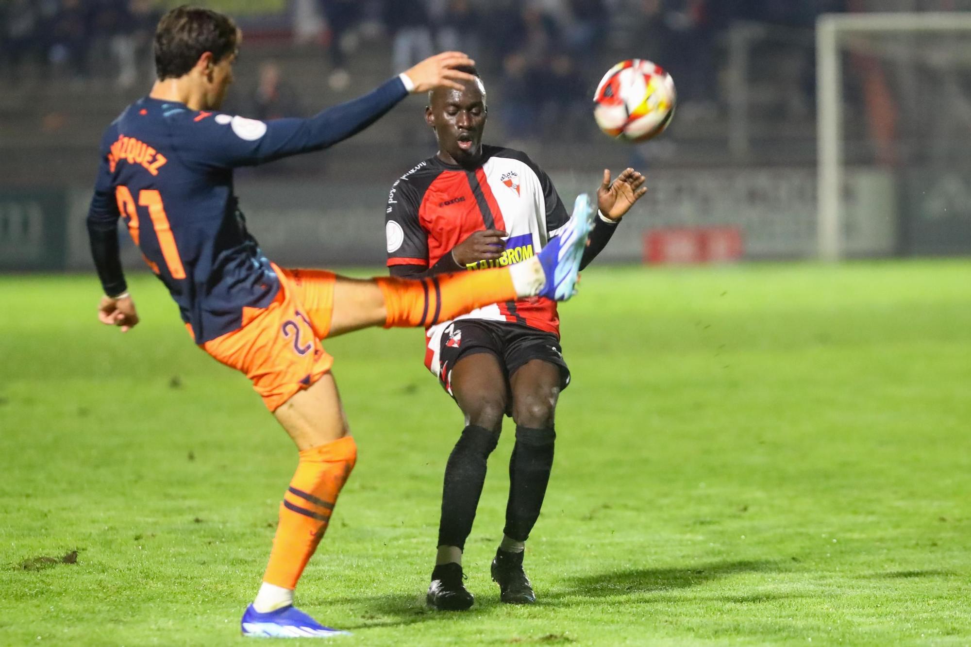 Las imágenes de una noche para la historia del Arosa con el Valencia como rival