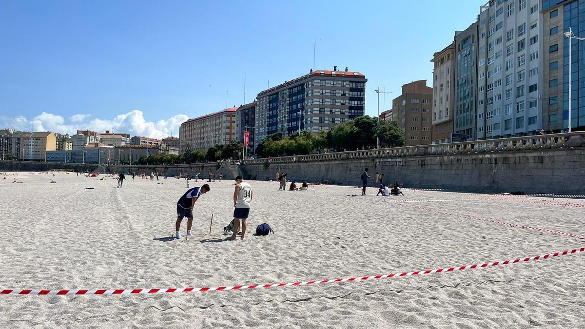 San Juan A Coruña 2023: La playa del Orzán, llena de parcelas para guardar sitio a más de 24 horas de la noche de las hogueras