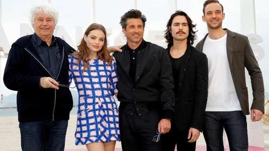 El director Jean-Jacques Annaud posa con Kristine Froseth, Patrick Dempsey, Ben Schnetzer y Joël Dicker. efe