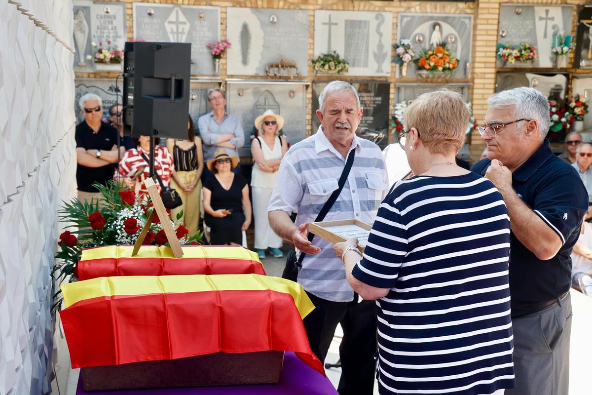 Los restos de diez represaliados en Paterna vuelven con sus familias 86 años después