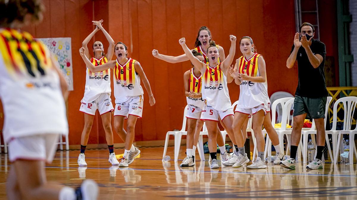 La selección femenina celebra una canasta en un partido del Nacional.