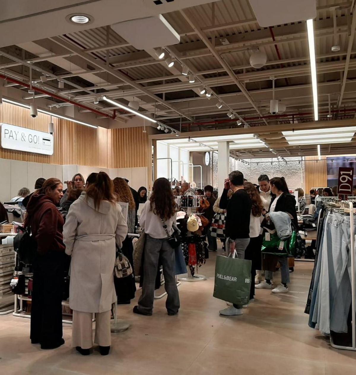Clientes en el centro comercial de Paredes, en el concejo de Siero.
