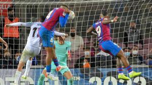 Araujo cabecea para empatar el marcador ante el Granada.