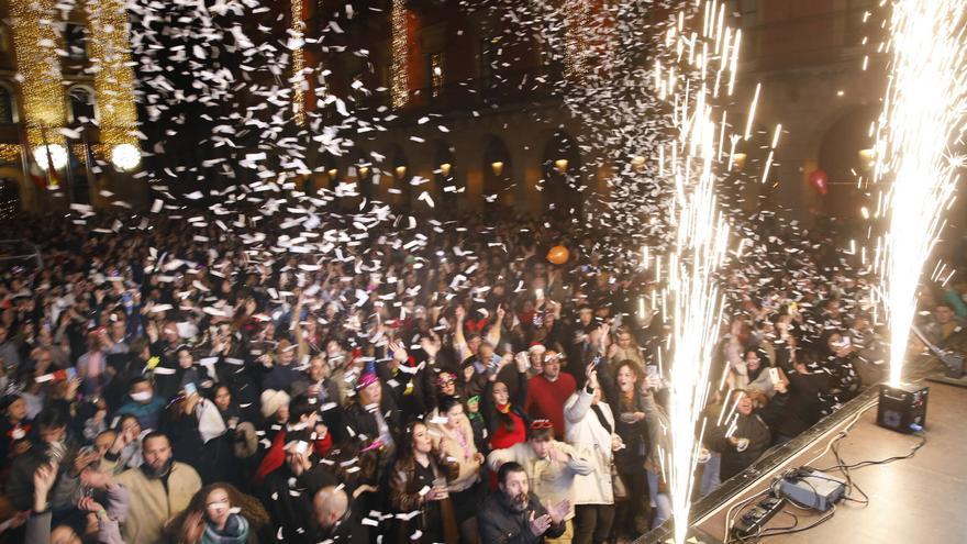 Ambientazo en la nochevieja de Gijón: así despidieron el año en la ciudad