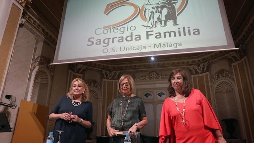 Adelaida de la Calle junto a la directora del colegio Sagrada Familia, Ana Mosquera, y la directora de la Fundación Unicaja, Dolores Cano.