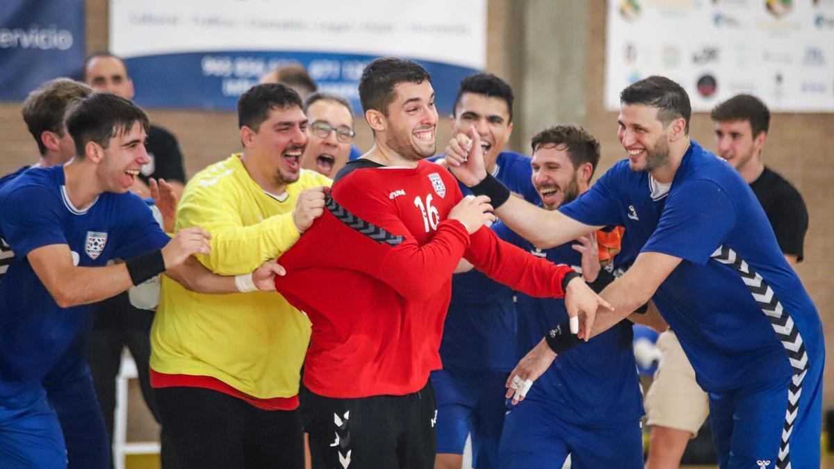 Los jugadores del EÓN celebran la última victoria