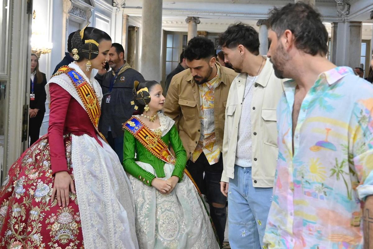 Bombai interpreta "Llamas" y "Solo si es contigo" ante falleras mayores y cortes de honor