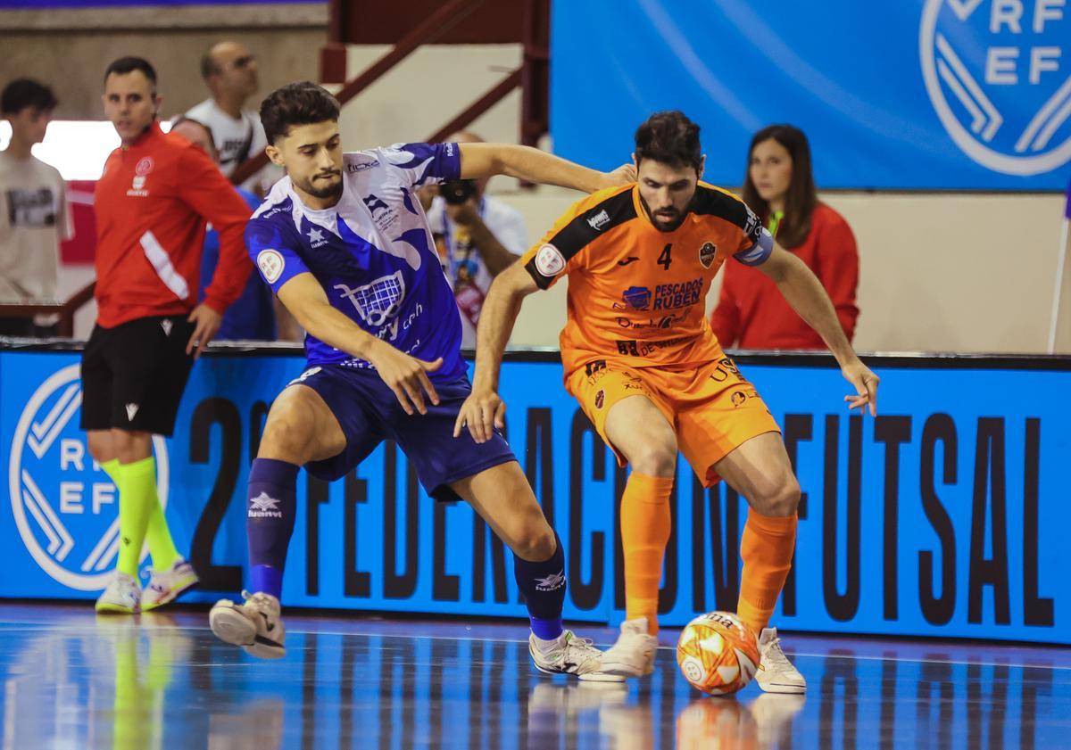 Peiró pelea por el balón con Lucho.