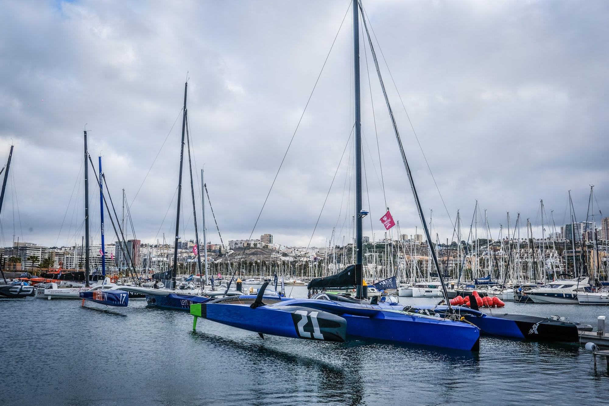 Trimaranes en el muelle deportivo