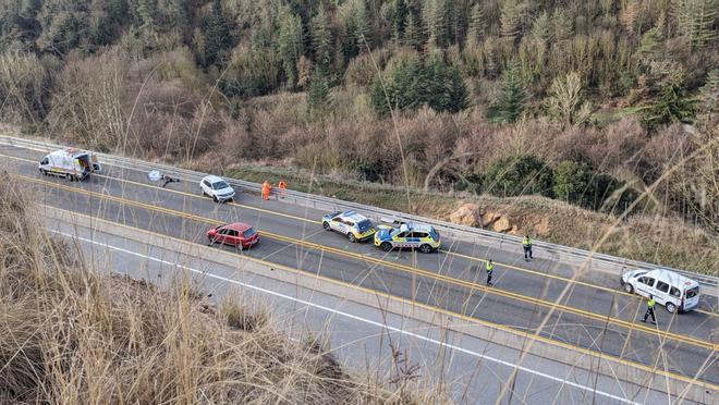 El lugar del accidente entre dos turismos en la C-25 en Sant Sadurní dOsormort